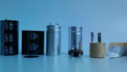 電機上的啟動電容器和運行電容器各有什么作用？